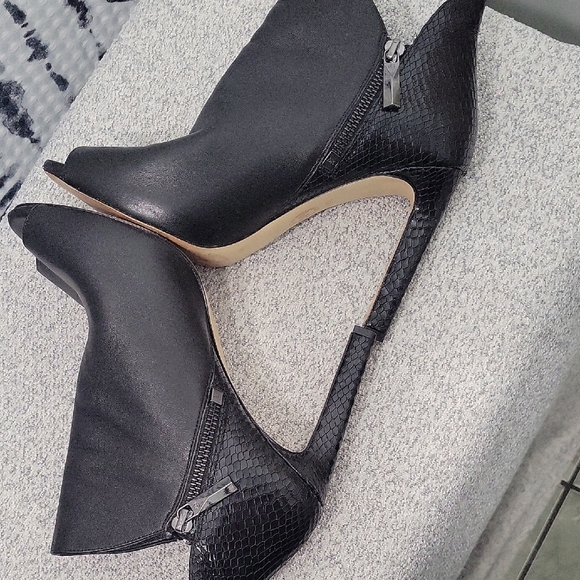 Michael Kors Elegant Black Peep-Toe Ankle Boots Size 8.5 - Picture 4 of 13